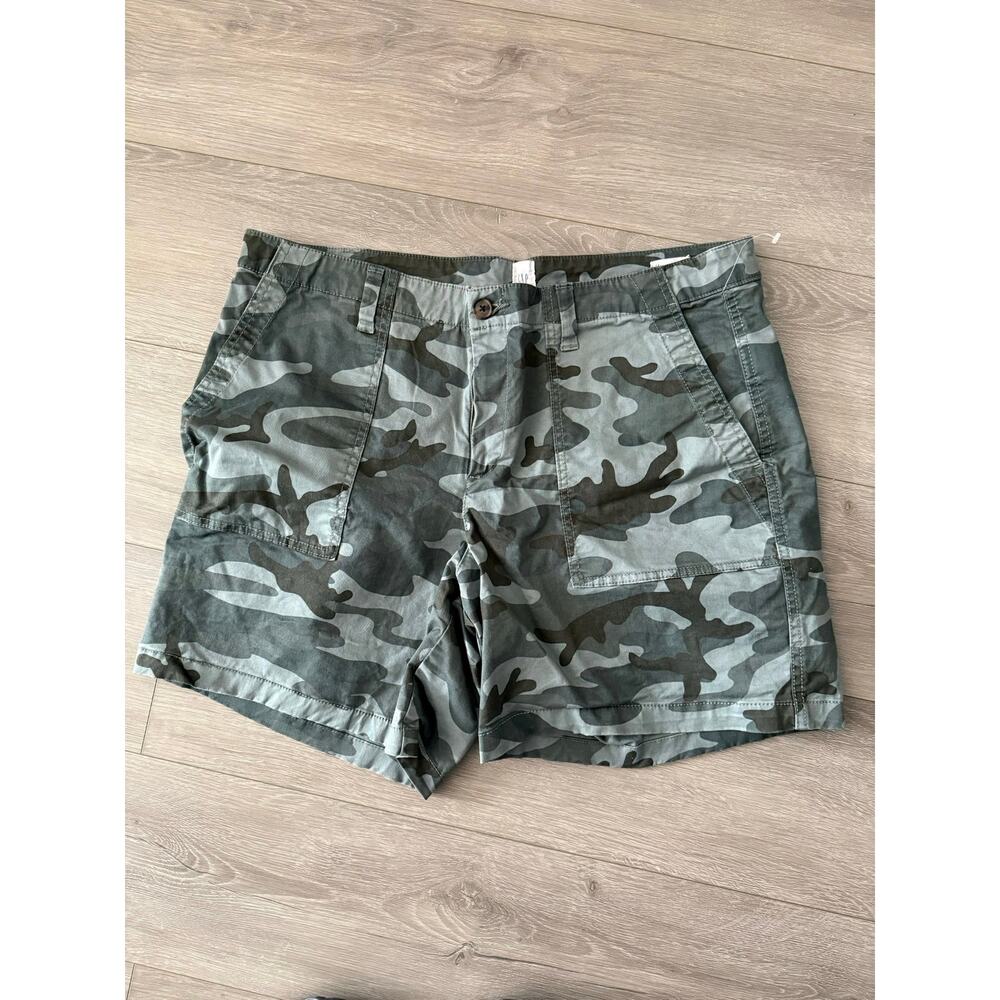 GAP Women’s Camo Cargo Shorts Size 14 – 5” Inseam – NWT Without Tags